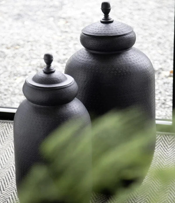 Artwood Genua Krukke Liten – Sort Røff Vase med Lokk