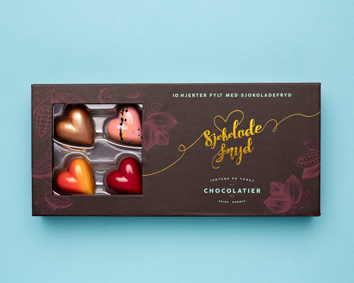 10 sjokoladehjerter med deilig fyll fra Jentene på tunet. Sjokoladen er i en nydelig gaveeske.