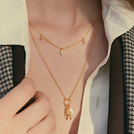 Maanesten Celine Halskjede – Forgylt sølv med perle, hjerte og regndråpe