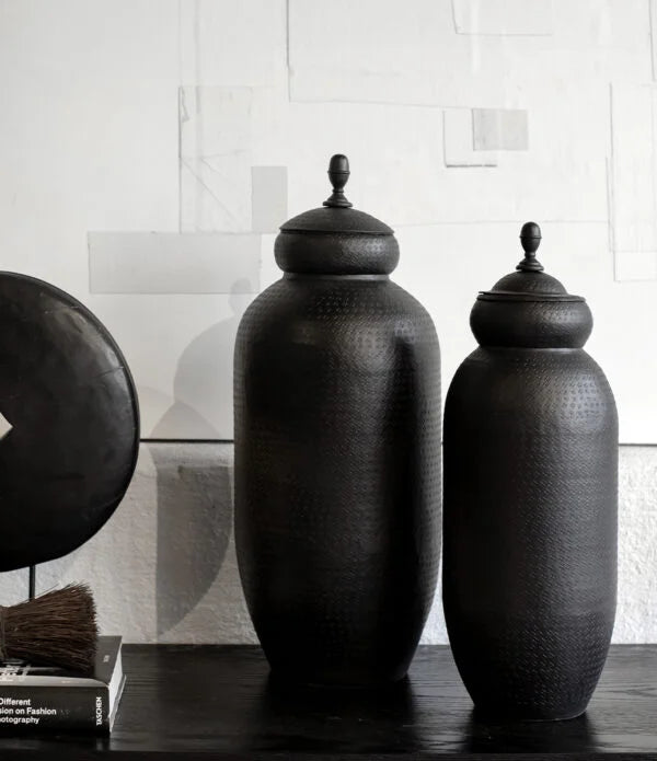 Artwood Genua Krukke Liten – Sort Røff Vase med Lokk