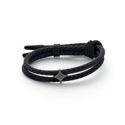 Sort armbånd fra Alexander Lynggaard. Armbåndet er i et sort silikon med en charm i forgylt sølv. Armbåndet er justerbart.