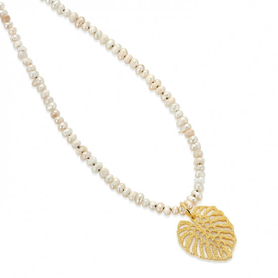 Dilla perlekjede er et nydelig smykke fra Belinda Jewelry. Smykket er laget av ferskvannsperler på et forgylt anheng av den kjente monstera planten som Belinda Jakobsen er kjent for.