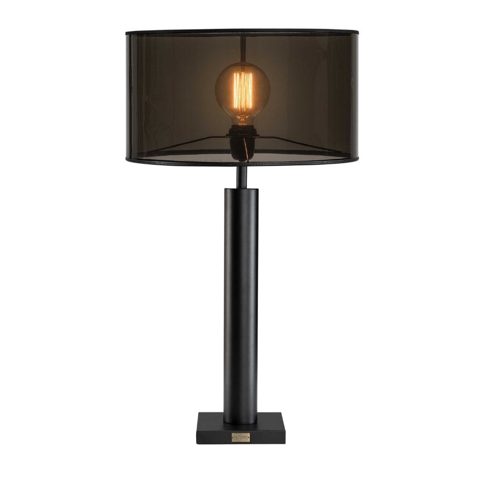 Milan bordlampe fra Artwood, er en industriell lampe i sort aluminium.