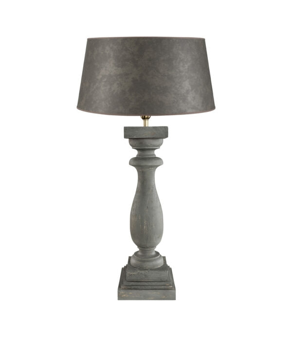 Normanie høy lampefot i fra Artwood, er en lampefot i et antikk utseende. Grå i fargen. Selges uten lampeskjerm