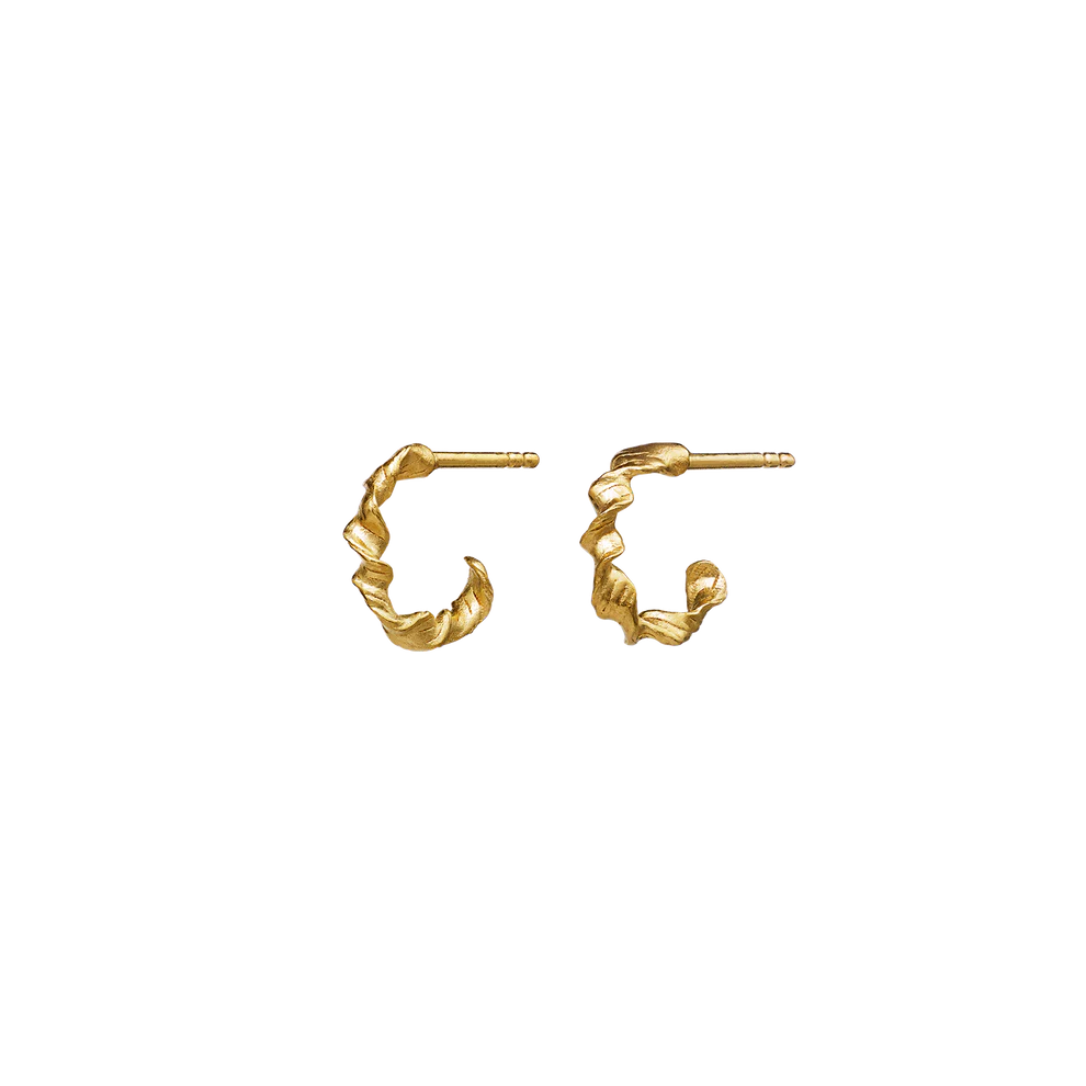 Amalie øreringer fra Maanesten er et par vridde øredobber i forgylt gull.